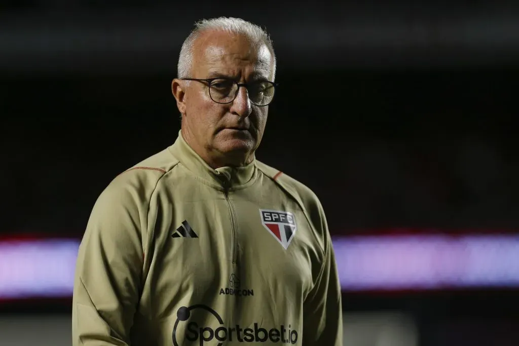 Dorival Jr espera por reforços. (Photo by Ricardo Moreira/Getty Images)