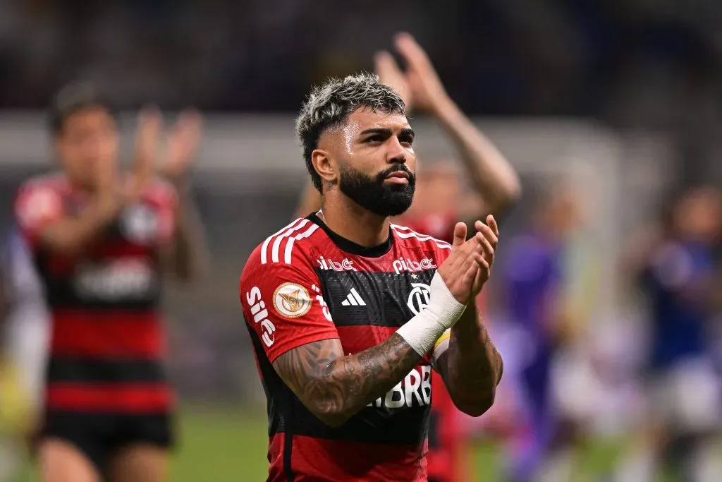 Gabigol aplaude torcida do Flamengo após partida contra o Cruzeiro. (Photo by Pedro Vilela/Getty Images)