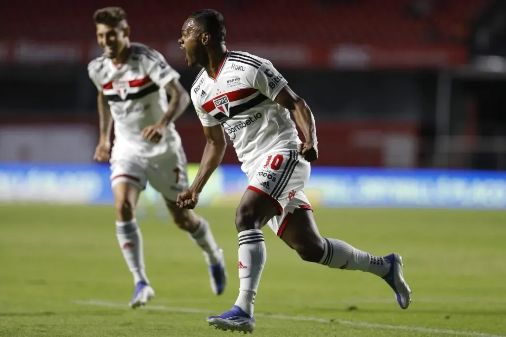 Nikão celebra gol pelo São Paulo. (Photo by Ricardo Moreira/Getty Images)