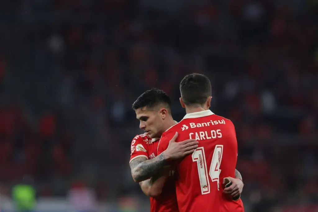 PORTO ALEGRE, BRAZIL – AUGUST 14: Carlos de Pena (R) of Internacional celebrates with teammate after scoring the third goal of their team during the match between Internacional and Fluminense as part of Brasileirao Series A at Beira-Rio Stadium on August 14, 2022 in Porto Alegre, Brazil. (Photo by Silvio Avila/Getty Images)