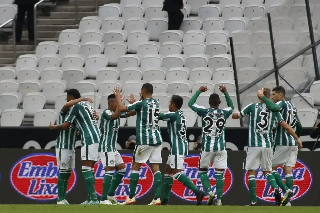 SÃO PAULO, SP (FOLHAPRESS) – 13 DE AGOSTO: Jogadores do Coritiba comemoram após marcar o primeiro gol da equipe durante partida entre Corinthians e Coritiba pela Série A do Brasileirão 2023, na Neo Quimica Arena, no dia 13 de agosto de 2023, em São Paulo. (Foto: Miguel Schincariol/Getty Images)