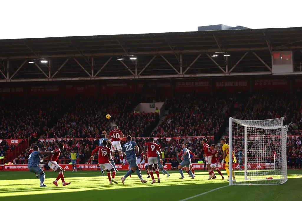 Murillo sobe mais alto que todo mundo. Foto: Eddie Keogh/Getty Images