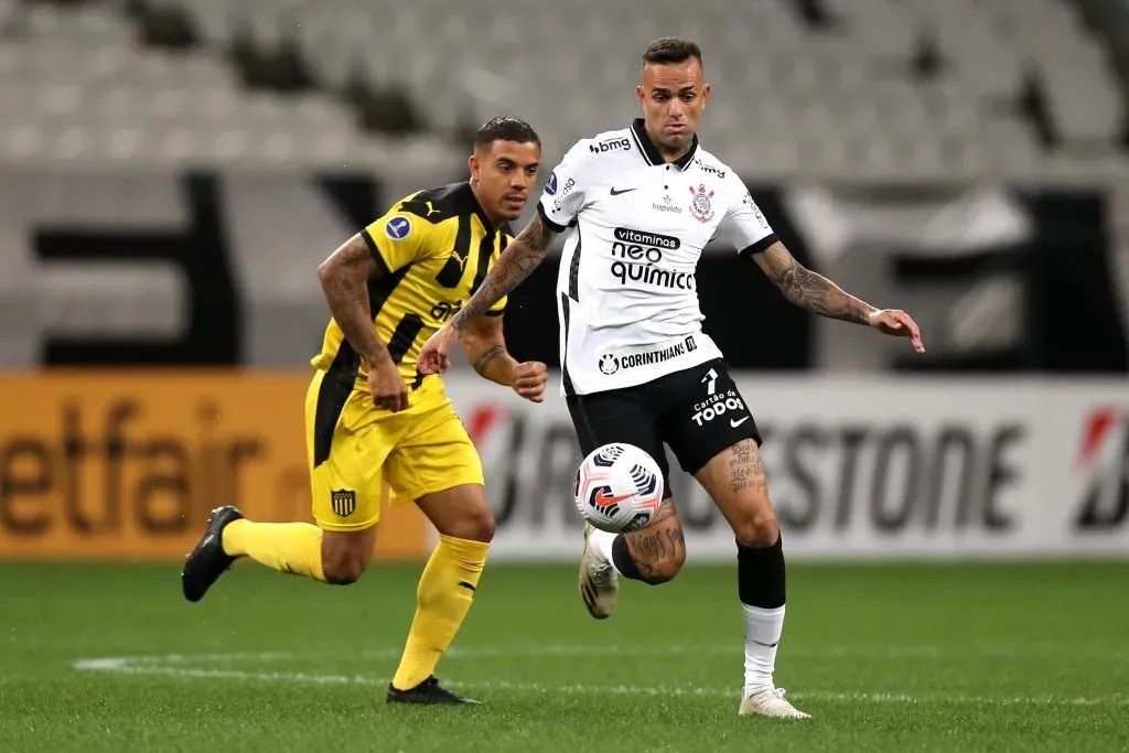 SAO PAULO, BRAZIL – APRIL 29: Luan of Corinthians fights for the ball with Terans of Peñarol during a match between Corinthians and Peñarol as part of Group E of Copa CONMEBOL Sudamericana 2021 at Arena Corinthians on April 29, 2021 in Sao Paulo, Brazil. (Photo by Alexandre Schneider/Getty Images)