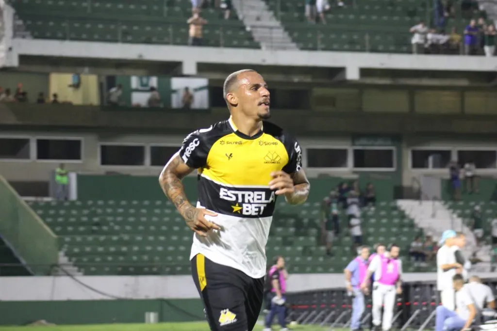 Momentos de Guarani x Criciúma na noite desta terça-feira (14/11) na 36ª rodada do Campeonato Brasileiro da Série B. | Foto: Celso da Luz/Assessoria de imprensa C.E.C/Site Oficial