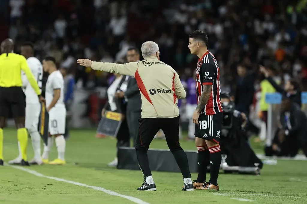 QUITO, EQUADOR – 24 DE AGOSTO: Dorival Junior dá instruções a James Rodríguez durante o jogo de ida das quartas de final da Copa CONMEBOL Libertadores 2023 entre LDU Quito e São Paulo no Estádio Rodrigo Paz Delgado em 24 de agosto de 2023 em Quito, Equador. (Foto: Franklin Jacome/Getty Images)