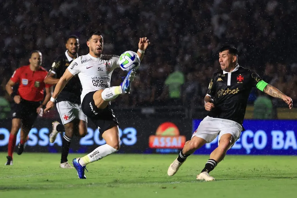 RIO DE JANEIRO, BRASIL – 28 DE NOVEMBRO: Guiliano do Corinthians briga pela bola com Medel do Vasco durante a partida entre Vasco da Gama e Corinthians como parte do Brasileirão 2023 no Estádio São Januário em 28 de novembro de 2023 no Rio de Janeiro, Brasil. (Foto: Buda Mendes/Getty Images)