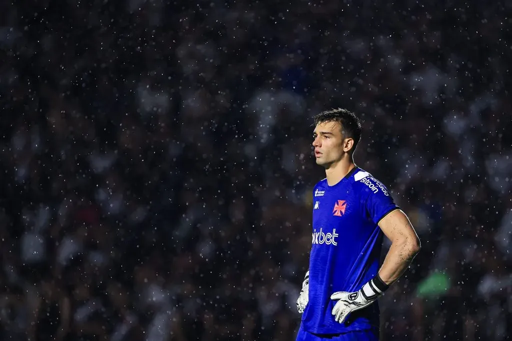 RIO DE JANEIRO, BRASIL – 28 DE NOVEMBRO: O goleiro Leo Jardim, do Vasco, aparece durante a partida entre Vasco da Gama e Corinthians pelo Brasileirão 2023, no Estádio São Januário, em 28 de novembro de 2023, no Rio de Janeiro. (Foto: Buda Mendes/Getty Images)