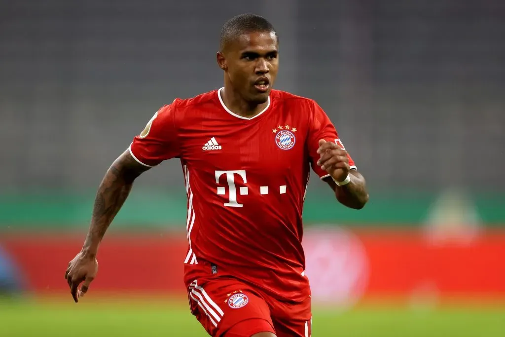 Douglas em ação pelo Bayern (Photo by Alexander Hassenstein/Getty Images)