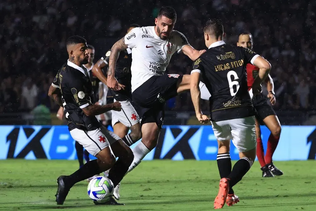 RIO DE JANEIRO, BRASIL – 28 DE NOVEMBRO: Renato Augusto, do Corinthians, briga pela bola com Paulinho e Lucas Piton, do Vasco, durante a partida entre Vasco da Gama e Corinthians pelo Brasileirão 2023, no Estádio São Januário, em 28 de novembro de 2023, no Rio de Janeiro. (Foto: Buda Mendes/Getty Images)