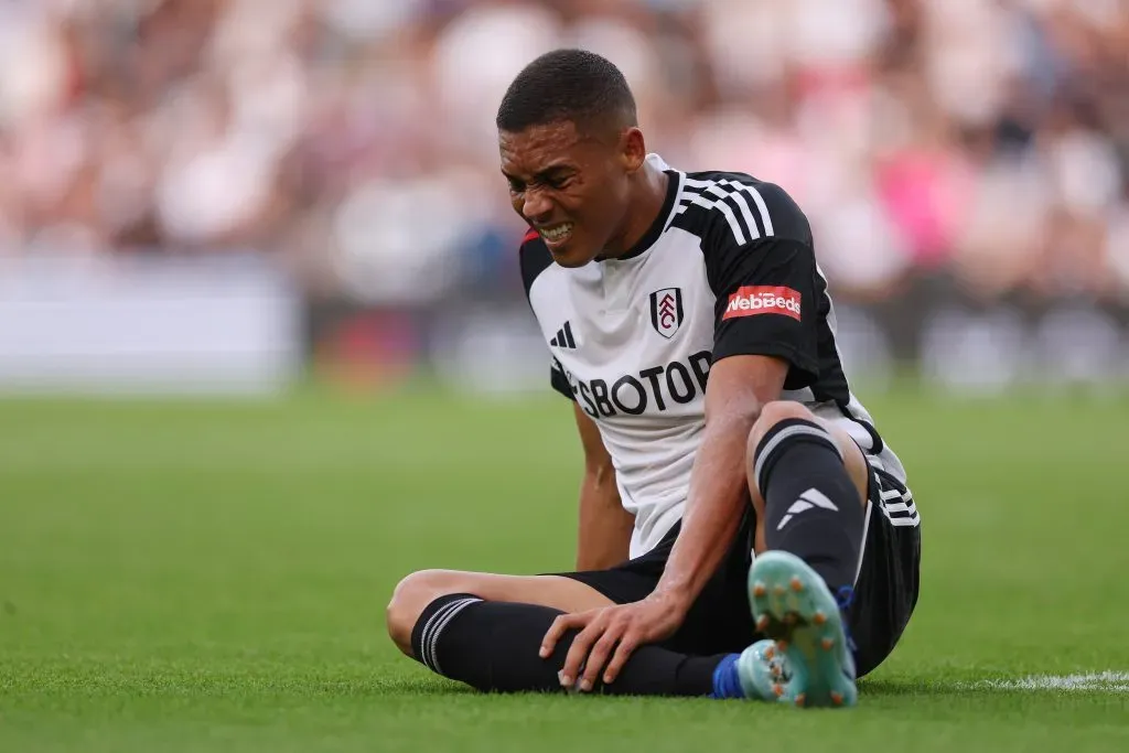 Carlos Vinícius em ação pelo Fulham (Photo by Alex Pantling/Getty Images)