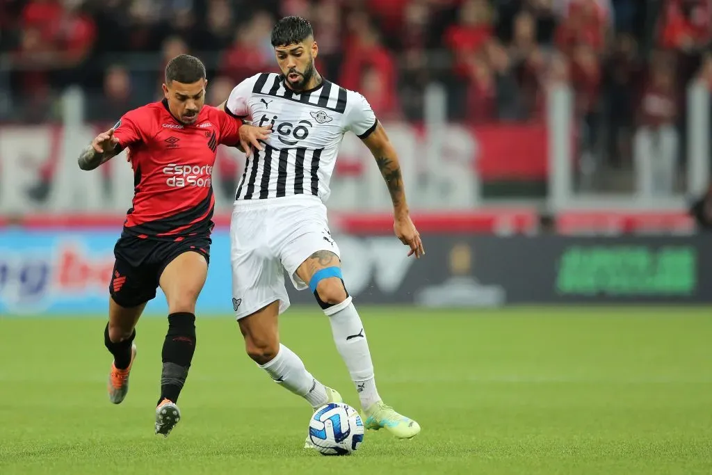 CURITIBA, Brasil – 06 DE JUNHO: David Terans, do Athletico Paranaense, luta pela posse de bola com Alexander Barboza, do Libertad, durante a partida do grupo G da Copa CONMEBOL Libertadores 2023 entre Athletico Paranaense e Libertad, na Arena da Baixada, em 6 de junho de 2023, em Curitiba, Brasil. (Foto: Heuler Andrey/Getty Images)