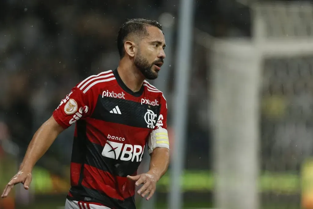 Éverton Ribeiro durante partida contra o Corinthians. (Photo by Ricardo Moreira/Getty Images)