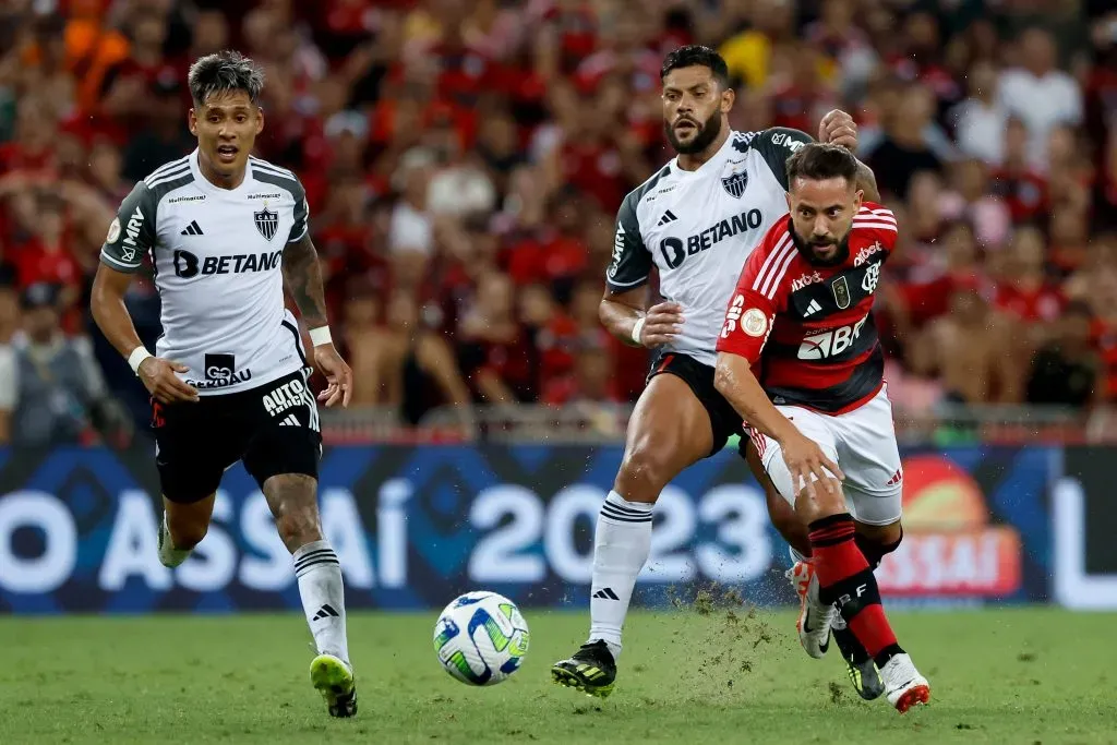 Éverton Ribeiro em ação contra o Atlético Mineiro. (Photo by Buda Mendes/Getty Images)