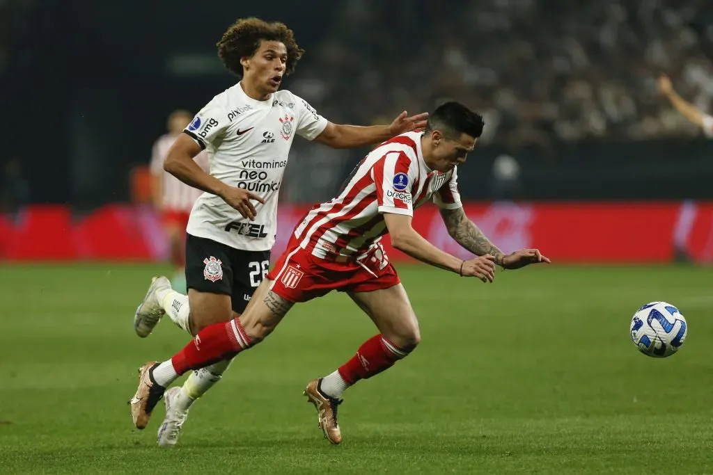 Leonardo Godoy em partida contra o Corinthians. (Photo by Ricardo Moreira/Getty Images)