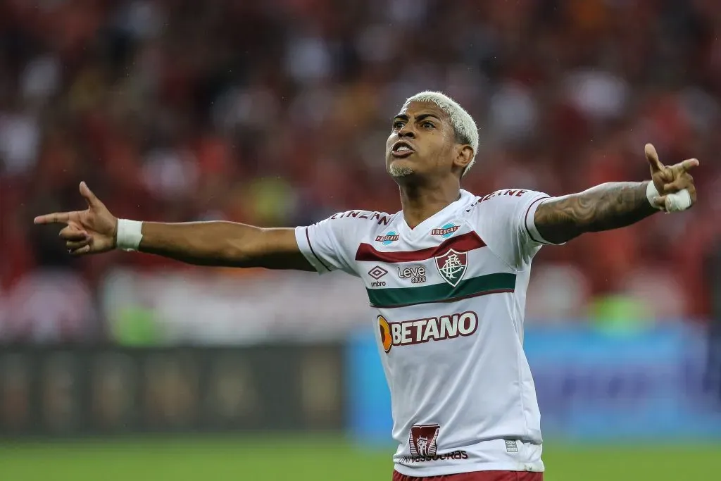 PORTO ALEGRE, BRASIL – OUTUBRO 04: John Kennedy, do Fluminense, comemora após marcar o primeiro gol da equipe durante o jogo de volta da semifinal da Copa Conmebol Libertadores 2023 entre Internacional e Fluminense, no Estádio Beira-Rio, em 04 de outubro de 2023, em Porto Alegre, Brasil. (Foto: Pedro H. Tesch/Getty Images)