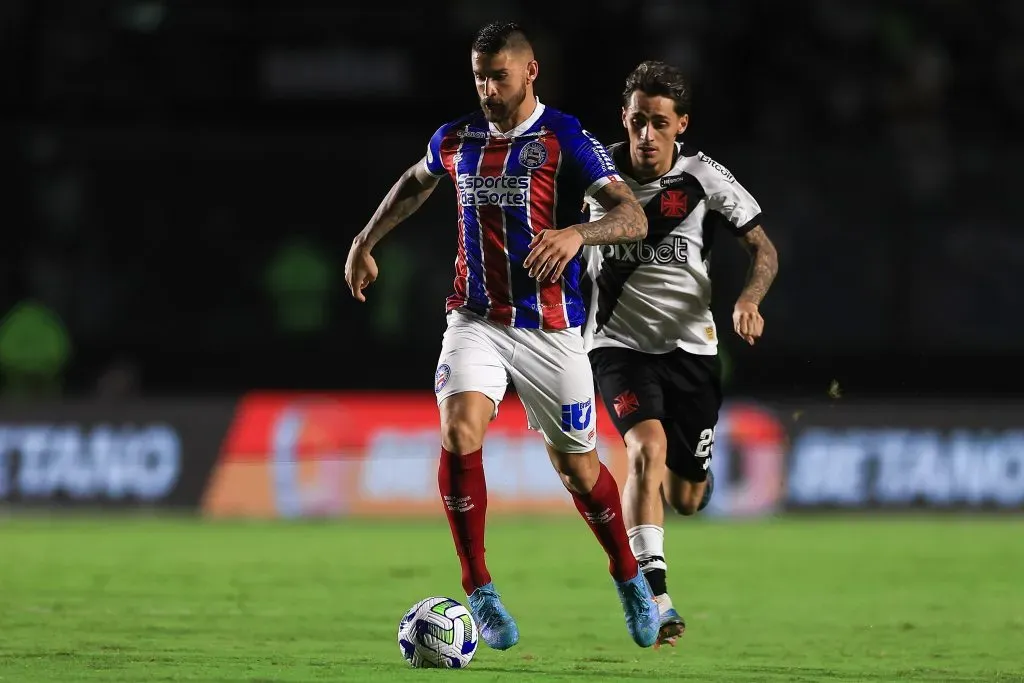 RIO DE JANEIRO, BRASIL – 01 DE MAIO: Everaldo da Bahia disputa a bola com Marlon Gomes, do Vasco da Gama, durante partida entre Vasco da Gama e Bahia, no âmbito do Brasileirão 2023, no Estádio São Januário, no dia 01 de maio de 2023, no Rio de Janeiro. (Foto: Buda Mendes/Getty Images)