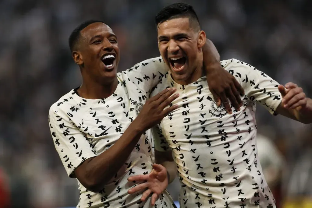 Robert Renan celebrando com Balbuena. (Photo by Ricardo Moreira/Getty Images)