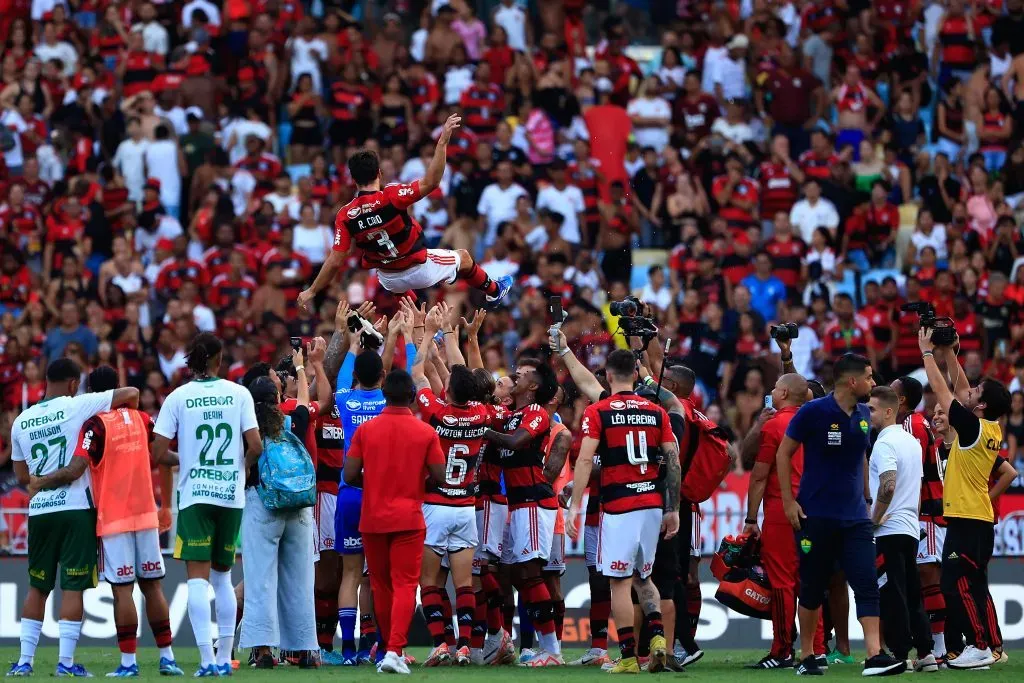 Zagueiro se despede da torcida. (Photo by Buda Mendes/Getty Images)