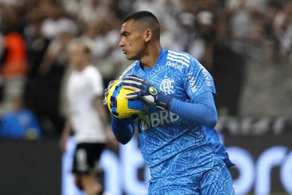 Santos em ação pelo Flamengo (Photo by Ricardo Moreira/Getty Images)