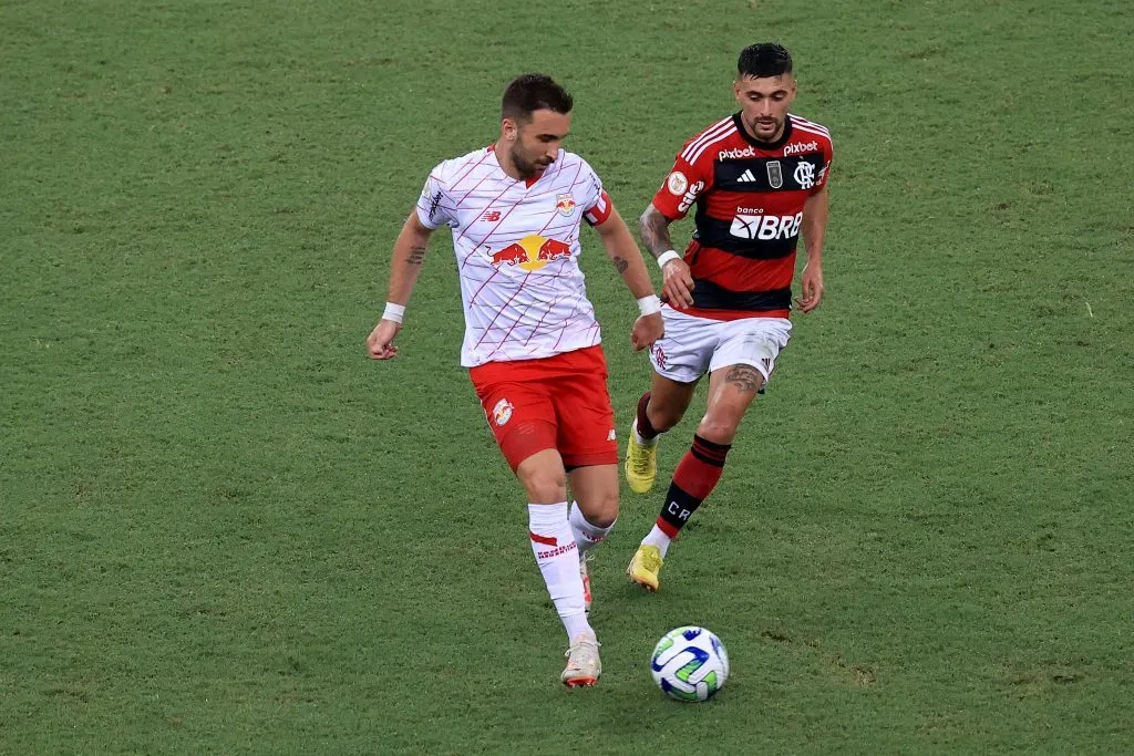 Léo Ortiz disputa bola com Arrascaeta. Foto: Buda Mendes/Getty Images