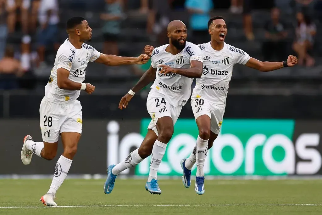 Santos briga para não cair. (Photo by Buda Mendes/Getty Images)