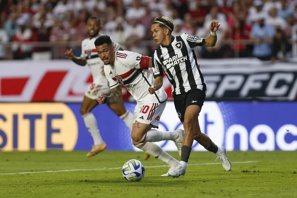 Matías Segovia em duelo contra o São Paulo. (Photo by Ricardo Moreira/Getty Images)