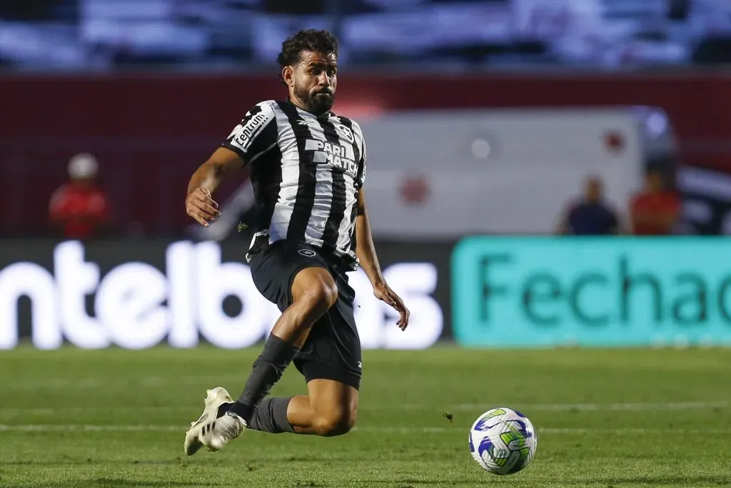 Diego Costa tem futuro indefinido no Botafogo (Foto: Ricardo Moreira/Getty Images)
