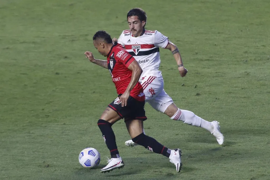 Gabriel Neves contra o Atlético Goianiense. (Photo by Miguel Schincariol/Getty Images)