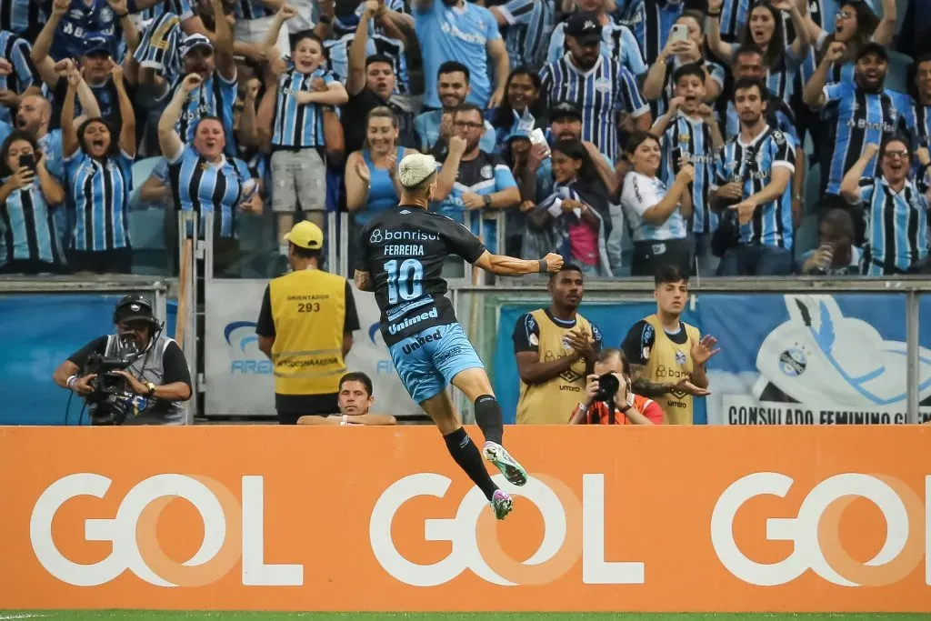 Ferreirinha celebrando gol pelo Grêmio. (Photo by Pedro H. Tesch/Getty Images)