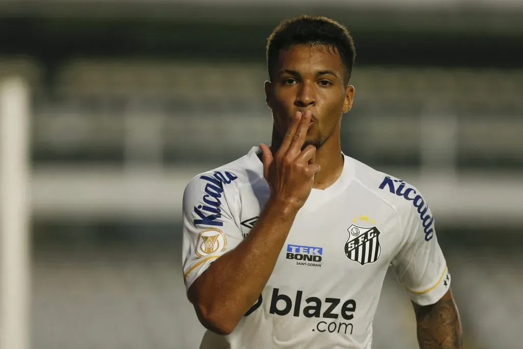 Marcos Leonardo na partida diante do Santos (Photo by Ricardo Moreira/Getty Images)