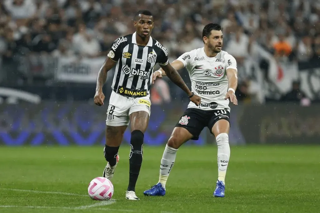 Jean Lucas em ação pelo Santos. (Photo by Ricardo Moreira/Getty Images)