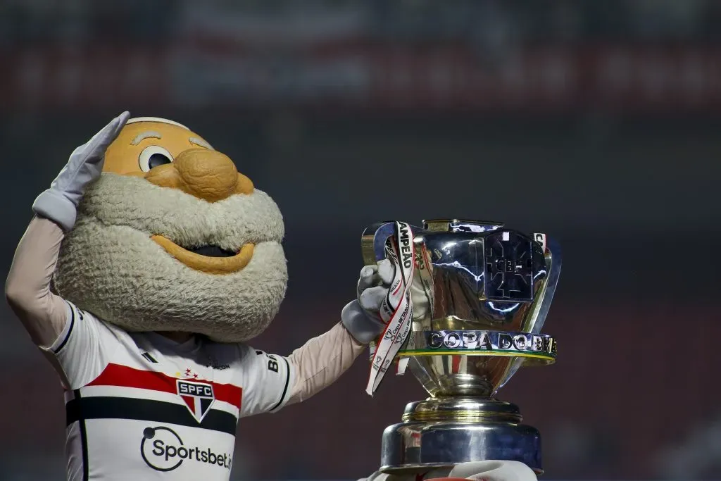 Troféu da Copa do Brasil. Foto: Miguel Schincariol/Getty Images