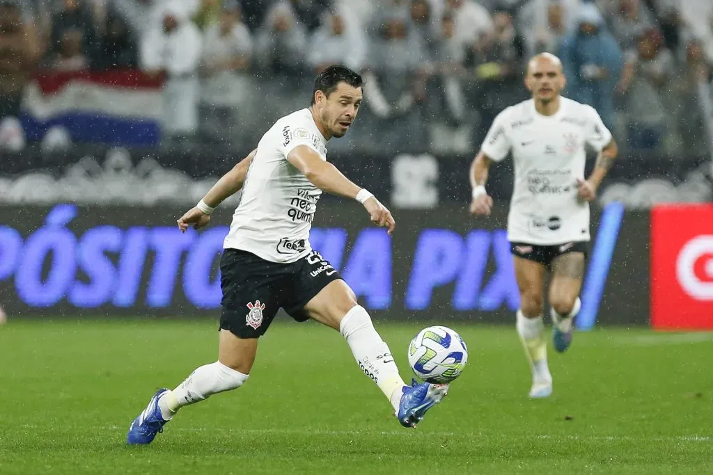 Giuliano em ação pelo Corinthians. (Photo by Ricardo Moreira/Getty Images)