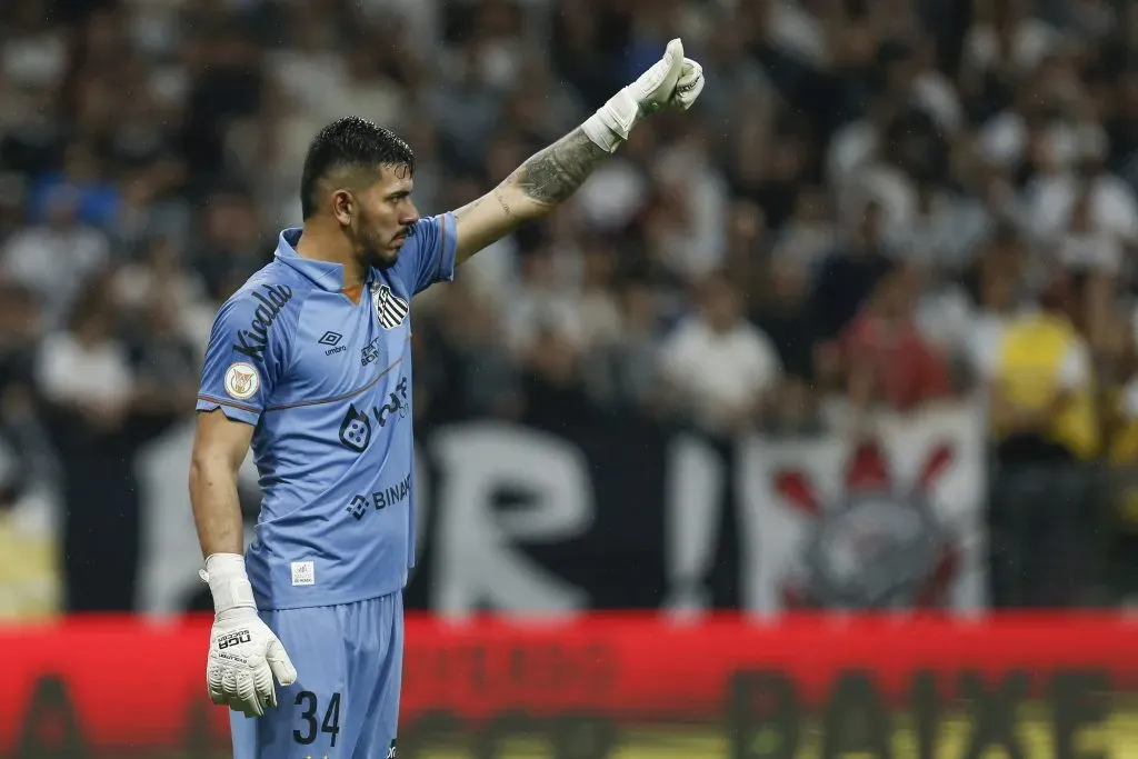 Goleiro tem contrato com o Peixe até 2026. (Photo by Ricardo Moreira/Getty Images)