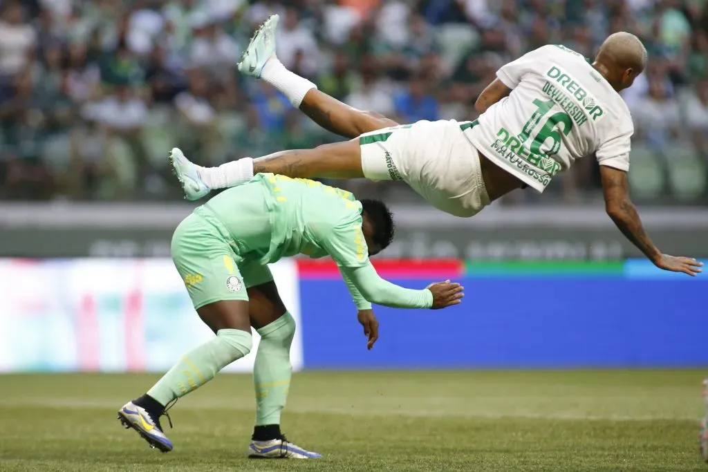 Deyverson se choca com Endrick durante partida contra o Palmeiras. (Photo by Miguel Schincariol/Getty Images)