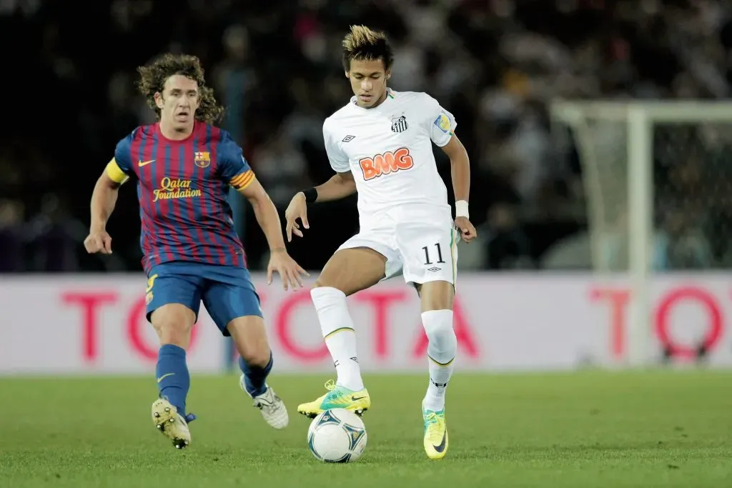 YOKOHAMA, JAPÃO – DEZEMBRO 18: Neymar (R) de Santos desafiado por Carles Puyol do FC Barcelona durante a partida da final do Mundial de Clubes da FIFA entre Santosl e Barcelona no Estádio Internacional de Yokohama em 18 de dezembro de 2011 em Yokohama, Japão. (Foto: Lintao Zhang/Getty Images)