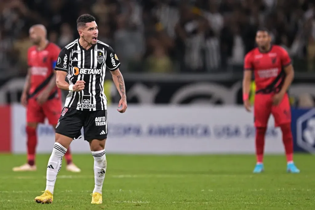 Paulinho em ação contra o Athletico Paranaense. (Photo by Pedro Vilela/Getty Images)