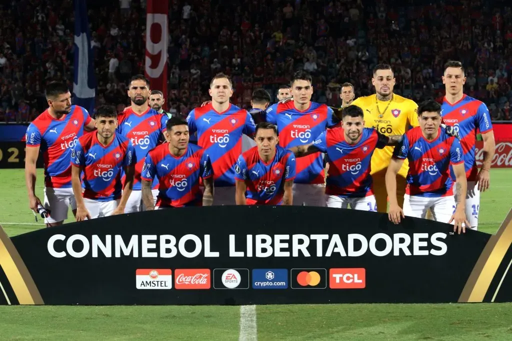 ASUNCION, PARAGUAY – MAY 24: Players of Cerro Porteño pose for the team photo prior to the match between Cerro Porteño and Palmeiras as part of the 2023 CONMEBOL Libertadores Cup on May 24, 2023 in Asuncion, Paraguay. (Photo by Christian Alvarenga/Getty Images)