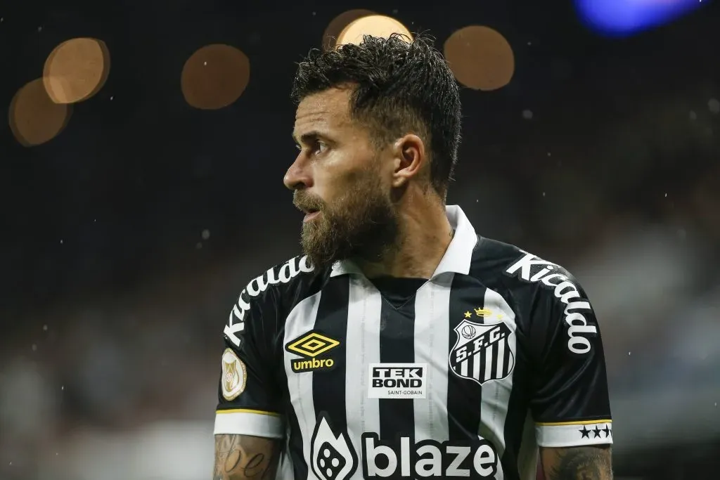 Lucas Lima em ação pelo Santos. (Photo by Ricardo Moreira/Getty Images)