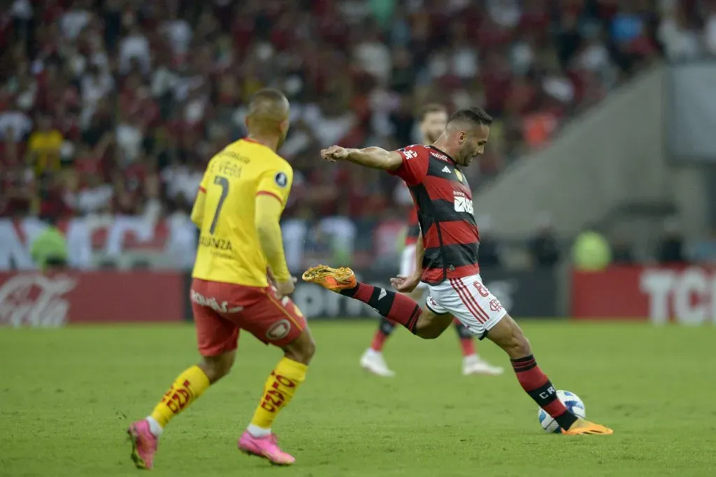 Thiago na partida diante do Aucas(Photo by Dhavid Normando/Getty Images)