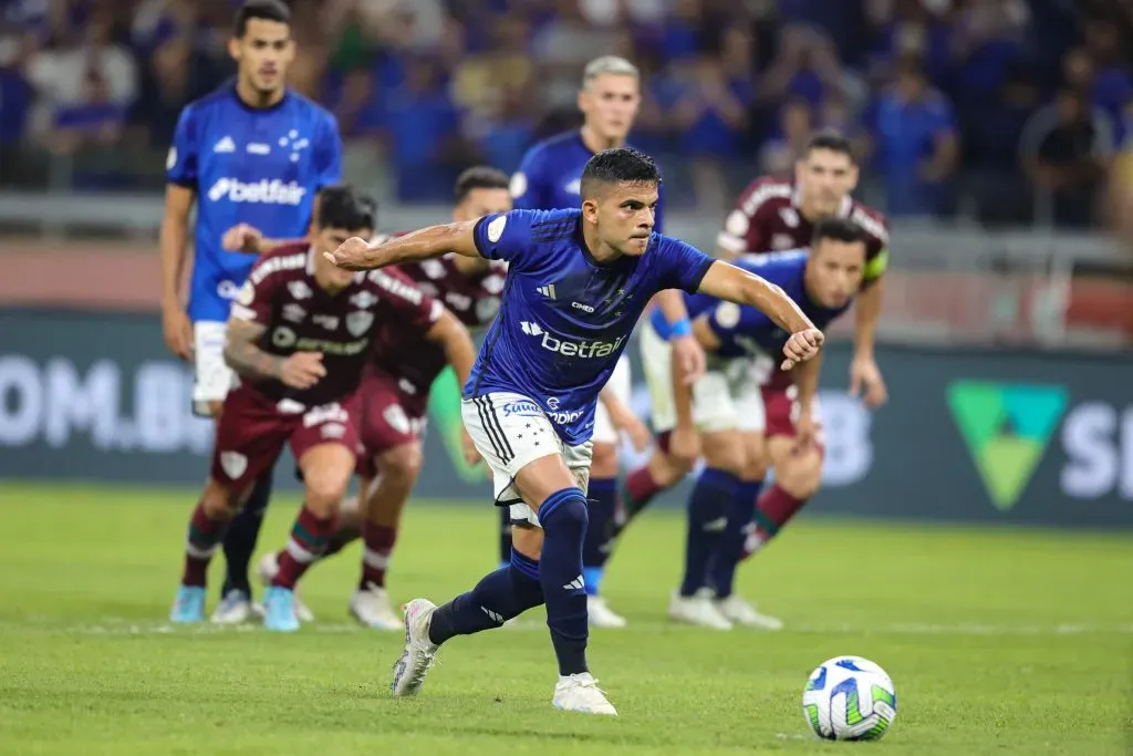 MG – BELO HORIZONTE – 10/05/2023 – BRASILEIRO A 2023, CRUZEIRO X FLUMINENSE – Bruno Rodrigues jogador do Cruzeiro cobra penalti durante partida contra o Fluminense no estadio Mineirao pelo campeonato BRASILEIRO A 2023. Foto: Gilson Junio/AGIF