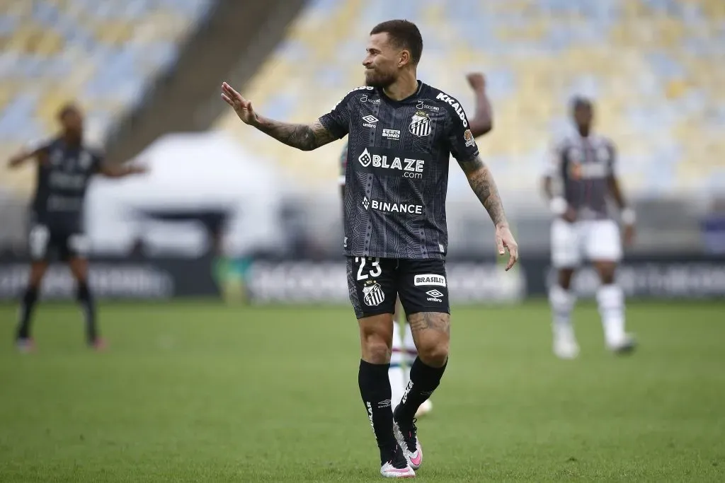 Lucas Lima em ação contra o Santos. (Photo by Wagner Meier/Getty Images)