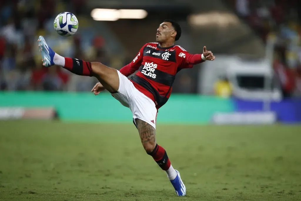 Matheuzinho em ação pelo Flamengo. (Photo by Wagner Meier/Getty Images)