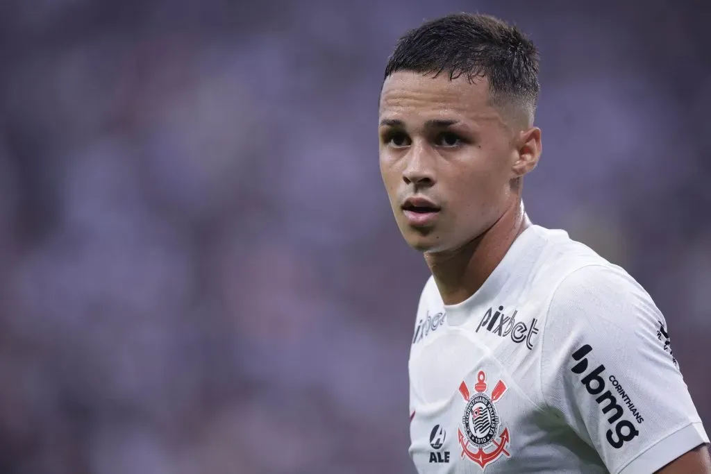 Matheus Araújo na disputa do Brasileirão pelo Corinthians. Foto: Ettore Chiereguini/AGIF