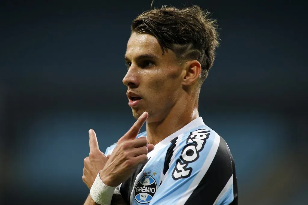 Atacante em ação pelo Grêmio (Photo by Silvio Avila/Getty Images)