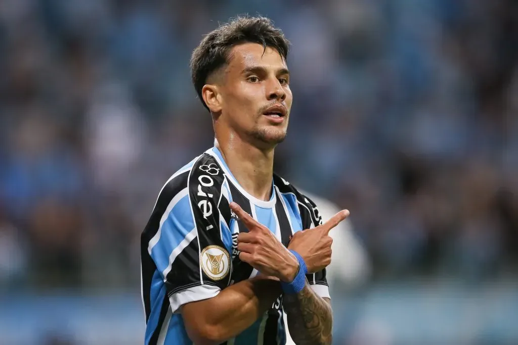 PORTO ALEGRE, BRAZIL – OCTOBER 25: Ferreira of Gremio celebrates after scoring the first goal of his team during the match between Gremio and Flamengo as part of Brasileirao 2023 at Arena do Gremio Stadium on October 25, 2023 in Porto Alegre, Brazil. (Photo by Pedro H. Tesch/Getty Images)