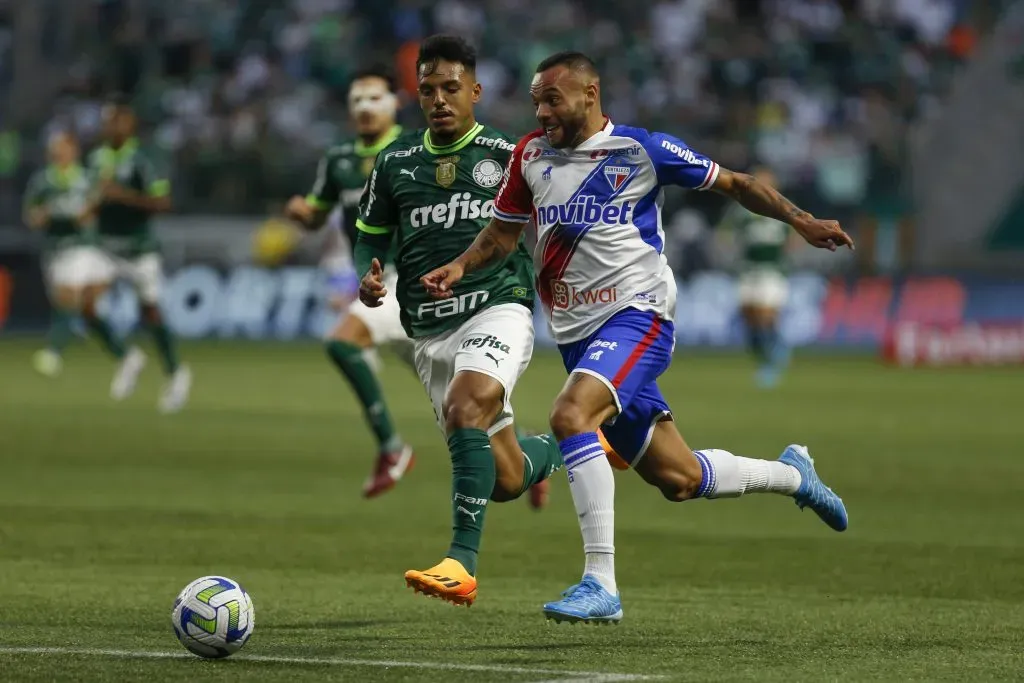 SAO PAULO, BRAZIL – JULY 22: Guilherme of Fortaleza competes for the ball with Gabriel Menino of Palmeiras during the match between Palmeiras and Fortaleza as part of Brasileirao Series A 2023 at Allianz Parque on July 22, 2023 in Sao Paulo, Brazil. (Photo by Ricardo Moreira/Getty Images)