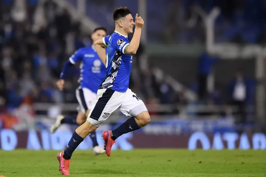 BUENOS AIRES, ARGENTINA – 03 DE AGOSTO: Rodrigo Garro, do Talleres, comemora após marcar o segundo gol de sua equipe durante a partida de ida das quartas de final da Copa Libertadores entre Vélez e Talleres, no Estádio José Amalfitani, em 03 de agosto de 2022, em Buenos Aires, na Argentina. (Foto: Marcelo Endelli/Getty Images)