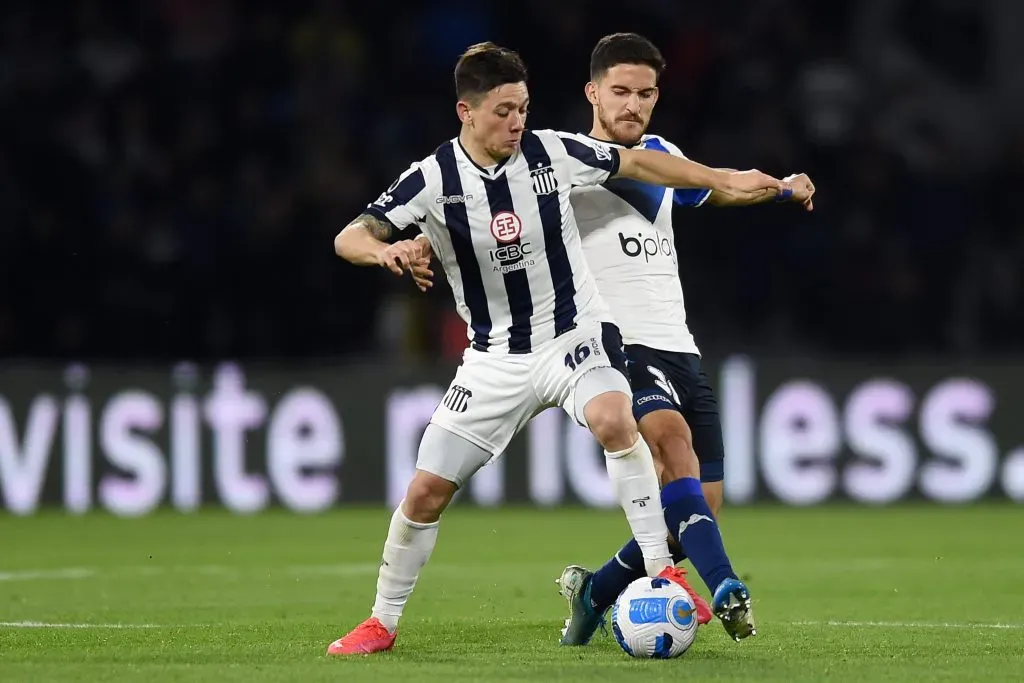 CORDOBA, ARGENTINA – AUGUST 10: Rodrigo Garro of Talleres battles for possession with Nicolás Garayalde of Velez during a Copa CONMEBOL Libertadores 2022 quarterfinal second leg match between Talleres and Velez at Mario Alberto Kempes Stadium on August 10, 2022 in Cordoba, Argentina. (Photo by Marcelo Endelli/Getty Images)