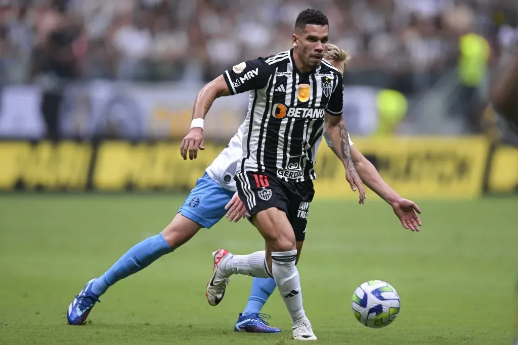 Paulinho em ação contra o Grêmio. (Photo by Pedro Vilela/Getty Images)